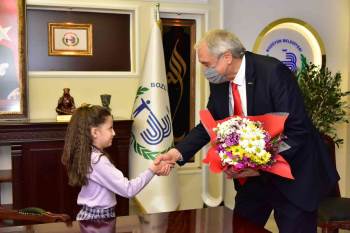 Çocuk Belediye Başkanı Makam Koltuğuna Oturdu
