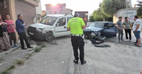 Çocuk parkının yanında panik anlar! Kafa kafaya çarpışan araç garaja savruldu