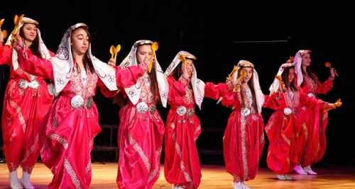 ÇOCUKLAR HEM SÖYLEDİ HEM OYNADI