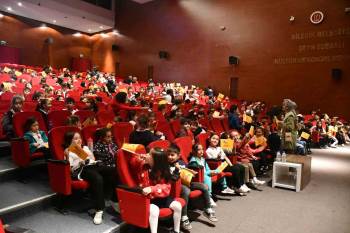 Çocuklar İlk Defa Tiyatroyla Buluştu
