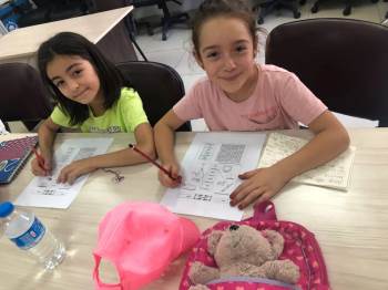 Çocuklar İngilizce Öğrenirken Eğleniyor
