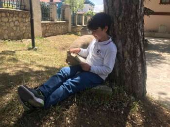 Çocuklar Müze Bahçesinde Kitap Okumak İçin Bir Araya Geldiler
