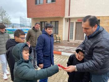 Çocuklara Çikolata Dağıttı
