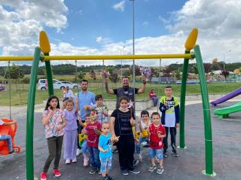 Çocuklara Şeker Ve Rüzgar Gülü Dağıtıldı
