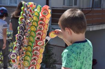 Çocuklara Üstü Açık Otobüsle Bayram Şekeri Sürprizi
