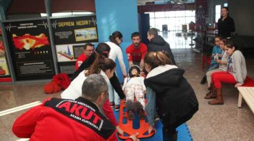 Çocuklara yaz atölyeleri AKUT'tan