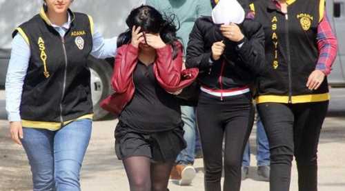 Çocukları evde bırakıp seks partisine gittiler