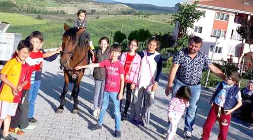Çocukların at binme heyecanı