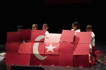 Çocukların Gösterisi Mest Etti
