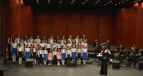 ÇOCUKLARIN KONSERİ AYAKTA ALKIŞLANDI