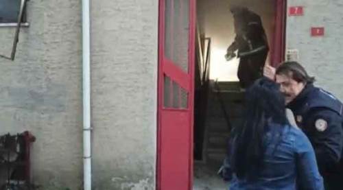 Çocuklarını kurtarmak için yangının ortasına dalmaya çalıştı!