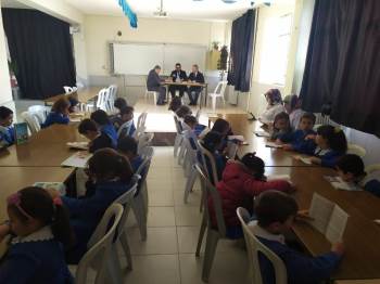 Çocuklarıyla Aynı Sırada Kitap Okuyorlar
