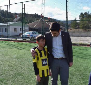 Çocuklarla Futbol Oynadı
