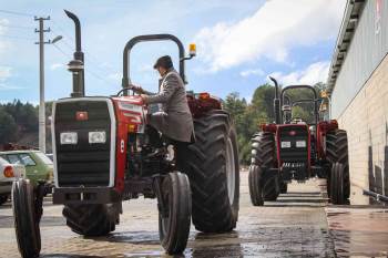 Çocukluğunda Hayal Edip Çizdiği Yerli Traktörü Üretip Afrika Ülkelerine İhraç Ediyor
