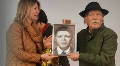 Çocukluğunu elinde tutan yazar!