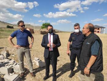 Çöken Ağılda Enkaz Kaldırma Çalışmaları Devam Ediyor
