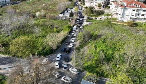 Çöken yol trafiği kilitledi: Vatandaş isyan etti