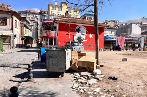 Çöp kenarına bırakılan kartonlar tepki çekti