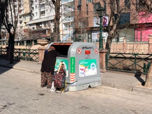 Çöp Konteynerini Karıştıran Yaşlı Kadın Yürekleri Sızlattı