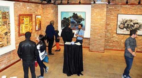 Çöp poşeti ve giysiler tuvalle buluştu