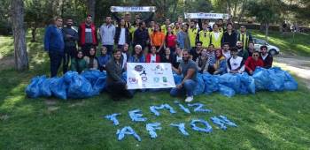 Çöpleri Gönüllü Olarak Topladılar
