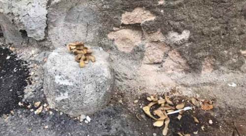 Çöplük değil, sadaka taşı! Eskişehir'de tarihe saygısızlık