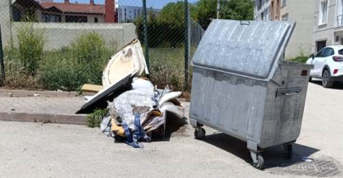 Çöpün kenarına bırakılan evsel atıklar sorun yaratıyor