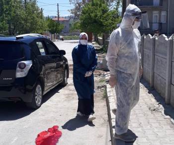 Covid-19 Tedavisi Gören Sağlık Çalışanı Annesini Kurbanlar Keserek Karşıladı
