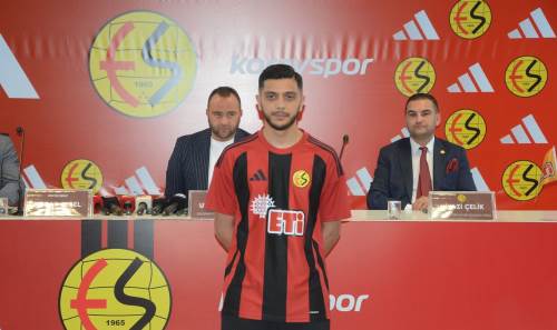 Çubuklu formayı Emre tanıttı