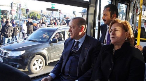 Cumhurbaşkanı Erdoğan elektrikli otobüsle gitti