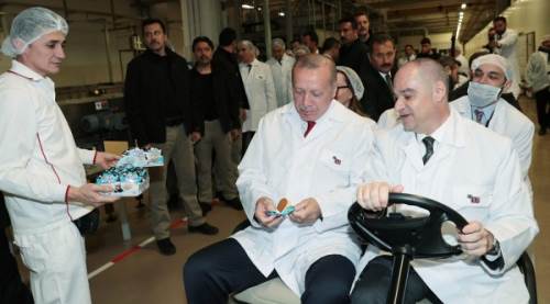 Cumhurbaşkanı Erdoğan ETİ fabrikasını ziyaret etti