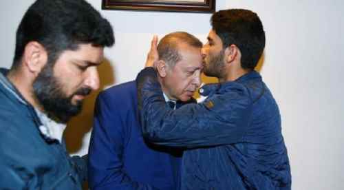 Cumhurbaşkanı Erdoğan'ı alnından öptü