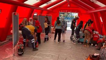 Cumhurbaşkanı Erdoğan’I Beklerken Baygınlık Geçiren Vatandaşlara Sağlık Ekipleri Müdahale Etti
