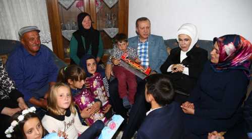 Cumhurbaşkanı kahraman astsubayın evine gitti