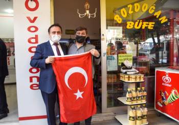 Cumhuriyet Bayramı Dolayısıyla Esnafa Türk Bayrağı Dağıtıldı
