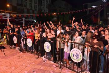 Cumhuriyet Meydanı’Ndaki Kutlamalar Coşkuyla Sürüyor
