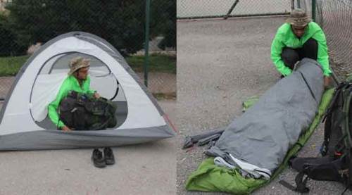 Cüzdanını kaybetti, basketbol sahasına çadır kurdu