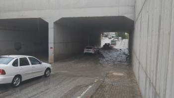 Dalçıkta Biriken Su Sürücülere Zor Anlar Yaşattı
