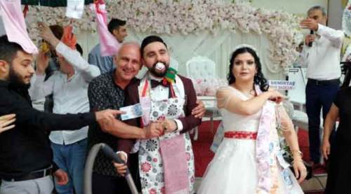 Damada düğünde "emzik" şoku
