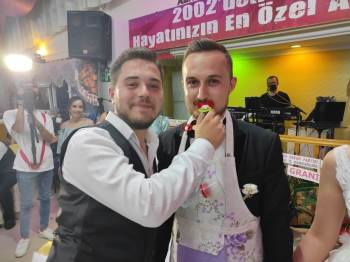 Damada Emzik, Biberon, Bulaşık Önlüğü Takıp, Sağdıcın Ayaklarını Ve Çoraplarını Yıkattılar
