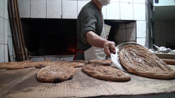 Damak Çatlatan Tahinli Pideye Olan Rağbet Ramazan İle Birlikte Arttı
