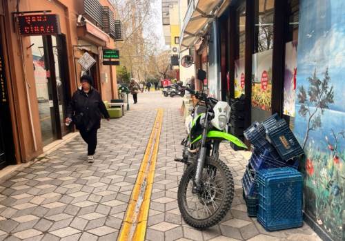 Dar sokağa park edilen motosiklet vatandaşın tepkisini çekti