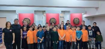 Dart Kursiyerleri Öğrenirken Eğleniyorlar
