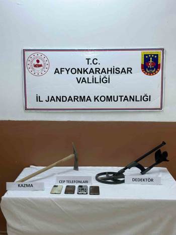 Dedektör Ve Kazma İle Define Arayan 4 Kişiyi Jandarma Yakaladı
