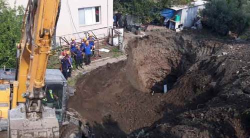 Define aramak için kazdıkları toprağın altında kaldılar   