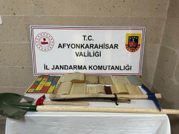 Defineciler Arapça Yazılı Kitaplar Ve Kılıçla Jandarmaya Yakalandı
