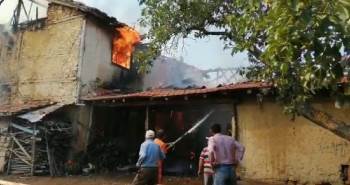 Değiştirilen Tüp Alev Aldı, Ev Ve Ahır Kül Oldu
