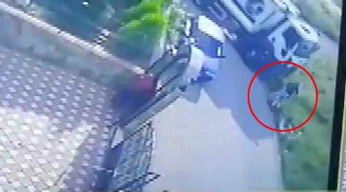 Dehşet! Çöp kamyonunun altında kaldılar