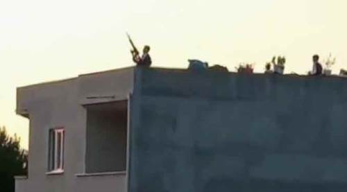 Dehşete düşüren görüntüler! Uzun namlulu silahla...