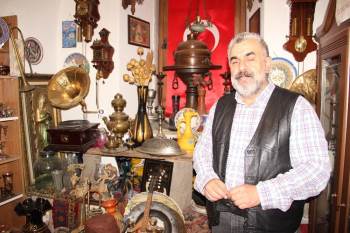 Dekor Amacıyla Biriktirdiği Antikalar İle Müze Kurdu
